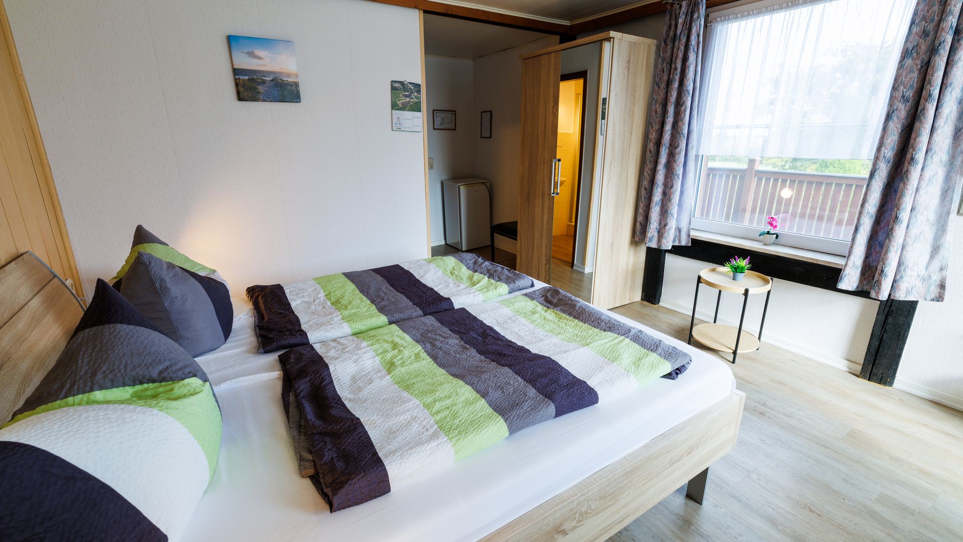 Zimmer Landgasthof Meincke Bild von einem Zimmer mit Doppelbett und Aussicht aus dem Fenster