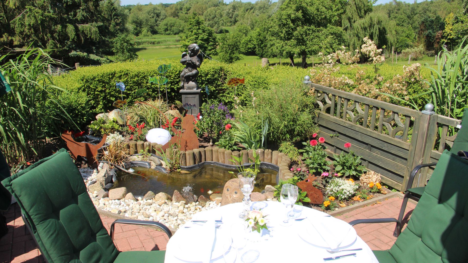 Gedeckter Tisch mit Blick auf einen Kanal