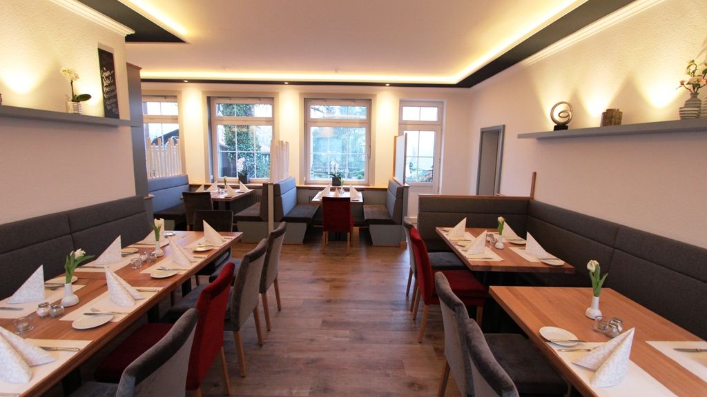 Gartenzimmer _Hotel Thormählen Bild von einem Zimmer in einem Restaurant mit Tischen und Stühlen