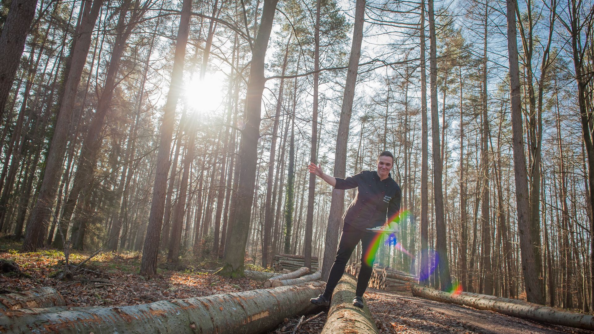 Anke Asmus im Wald mit Lauenburg'schen Teller