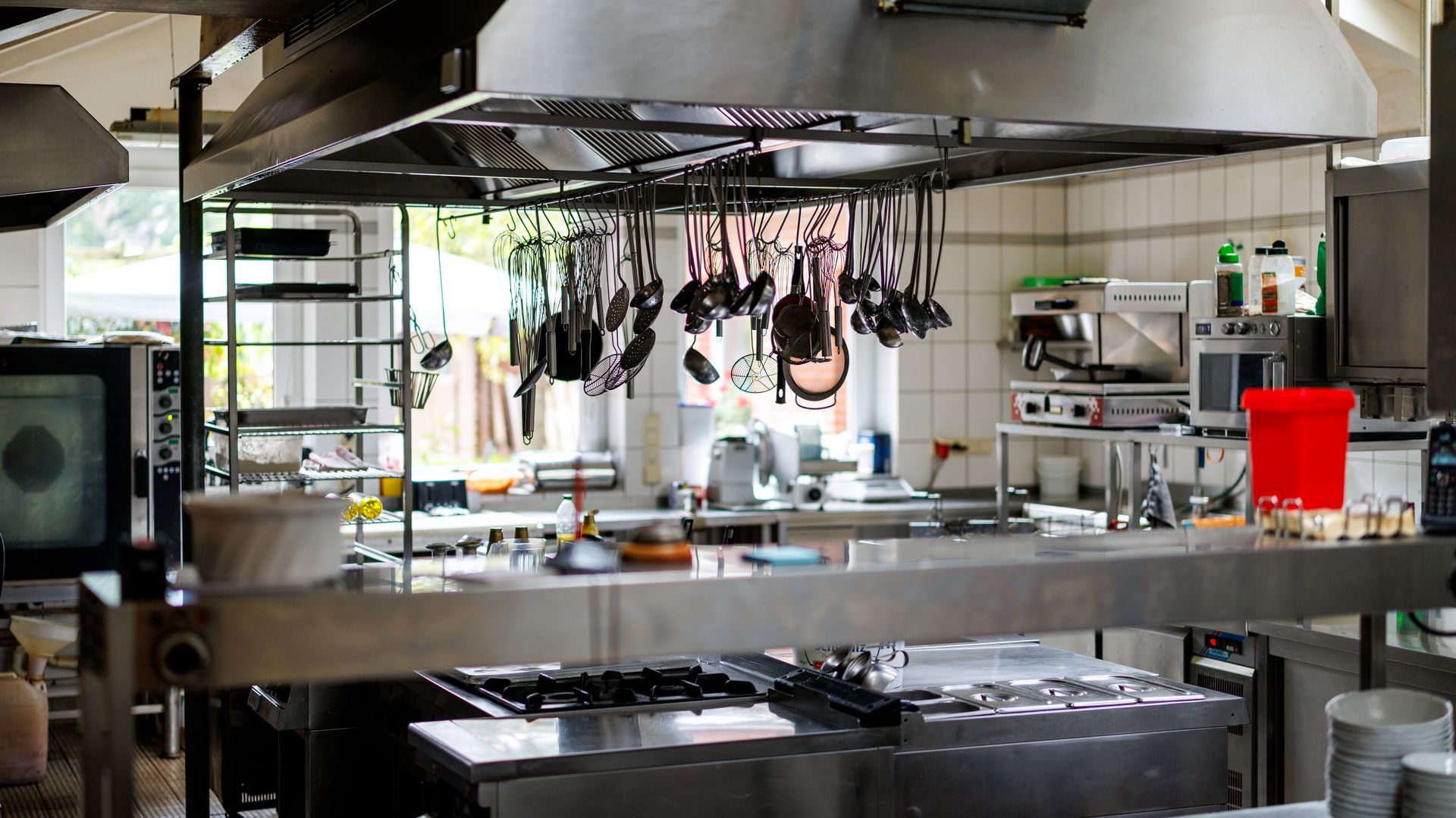 Küche Zum Lindenkrug Witzeeze Gastroküche mit Herd, Abzugshauben und Kochgeschirr