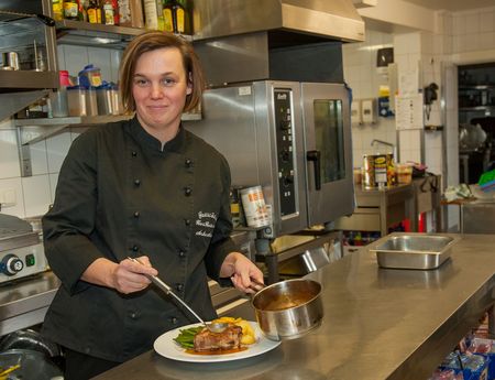 Anke Asmus kocht im Restaurant Hans Heitmann