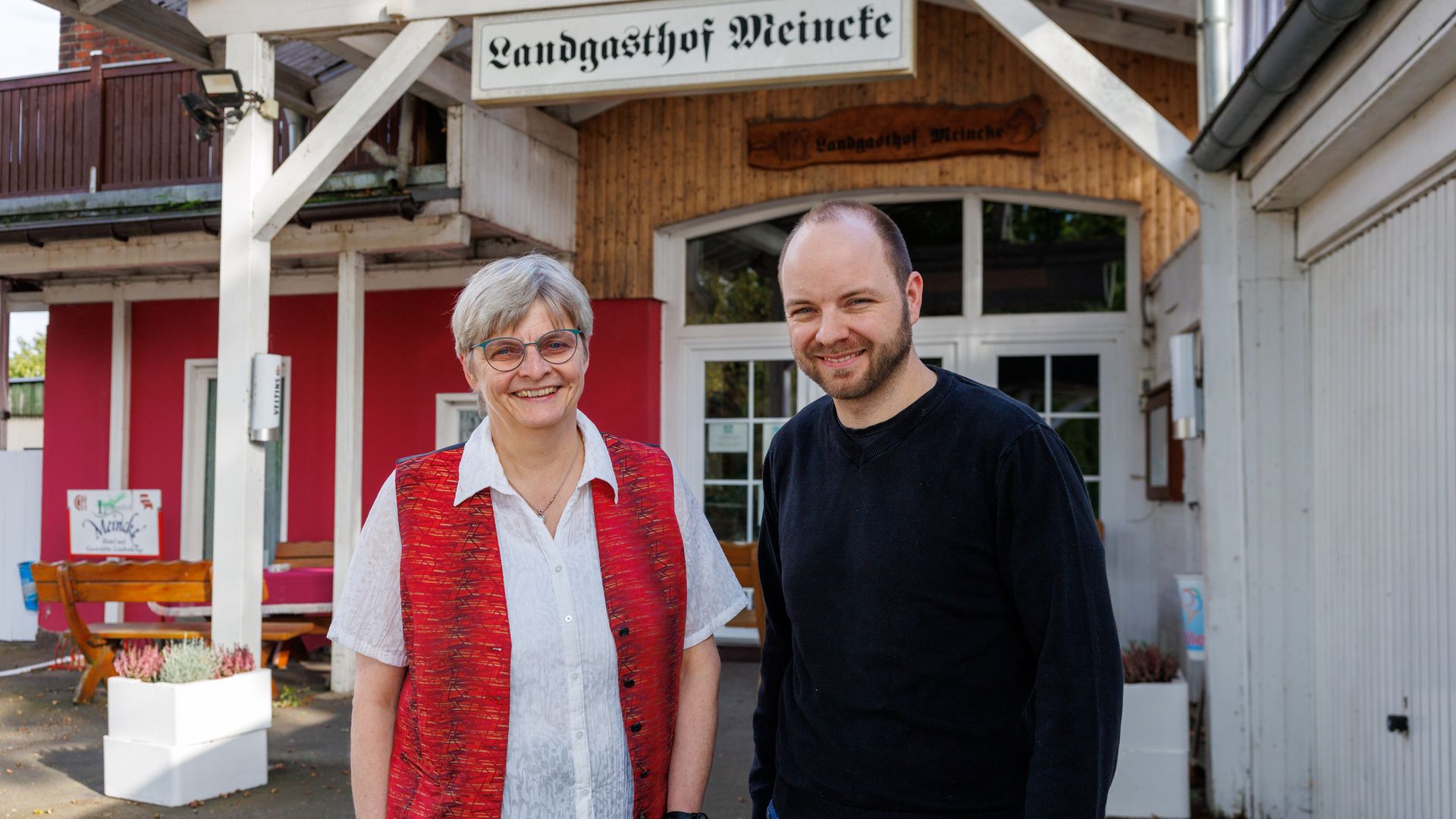 Silvia und Marcel Meincke vor Nebeneingang Bild von einer Frau und einem Mann vor einer Tür