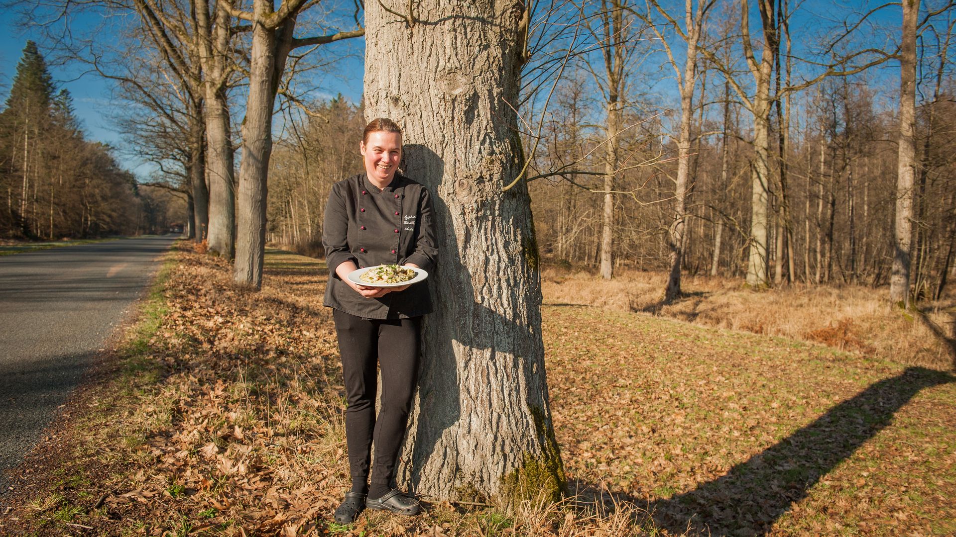 Anke Asmus draußen mit Gericht in der Hand