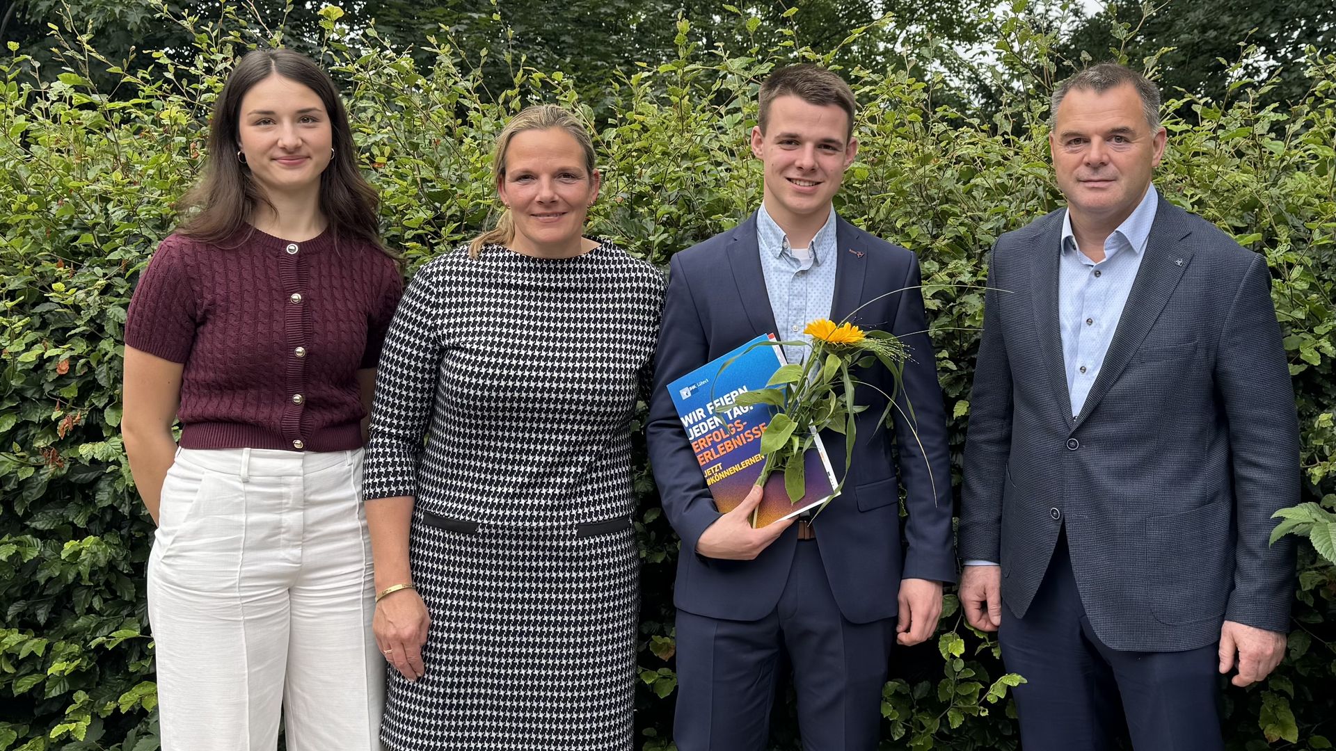 Bild einer Familie mit Eltern Tochter und Sohn