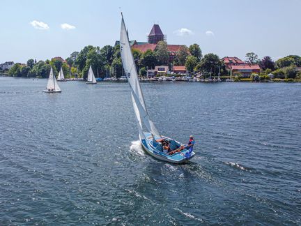 Segelboot auf dem Ratzeburger Domsee vor der Kulisse des Doms