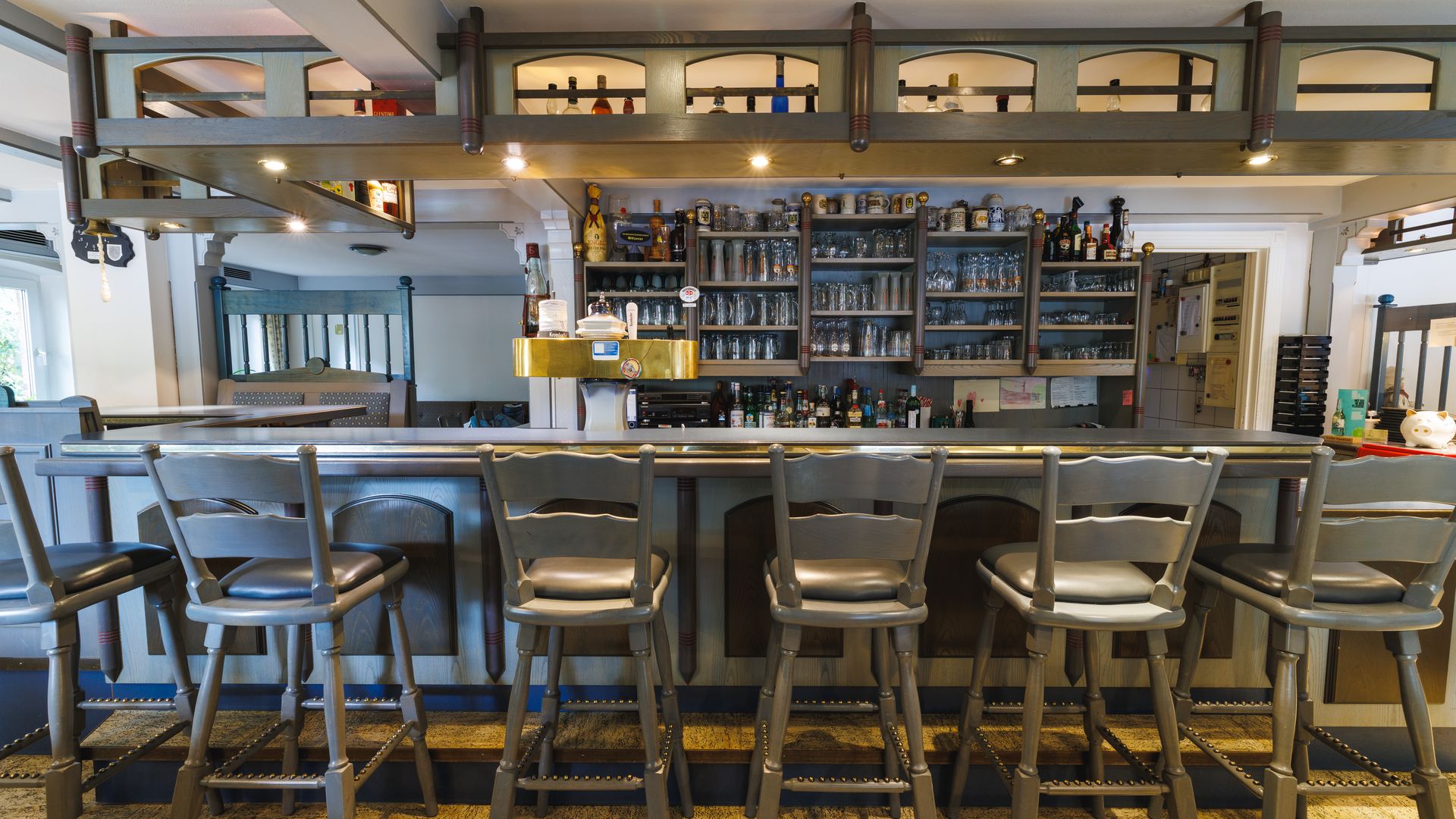 Tresen Zum Lindenkrug Witzeeze Tresen mit Hochstühlen und Zapfanlage