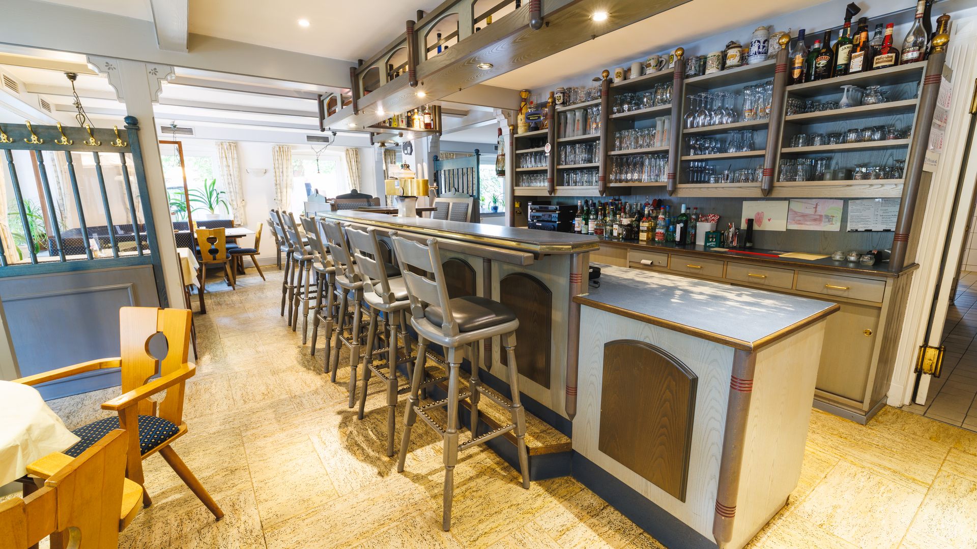 Tresenbereich Zum Lindenkrug Witzeeze Tresen mit Hochstühlen und Zapfanlage