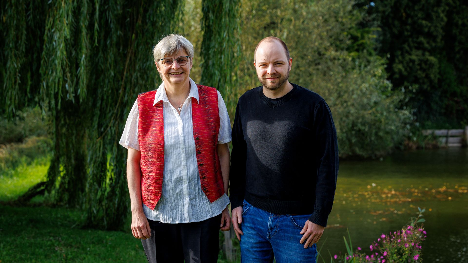 Bild mit einer Frau und einem Mann im Grünen
