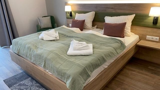 Doppelbett in einem Hotelzimmer