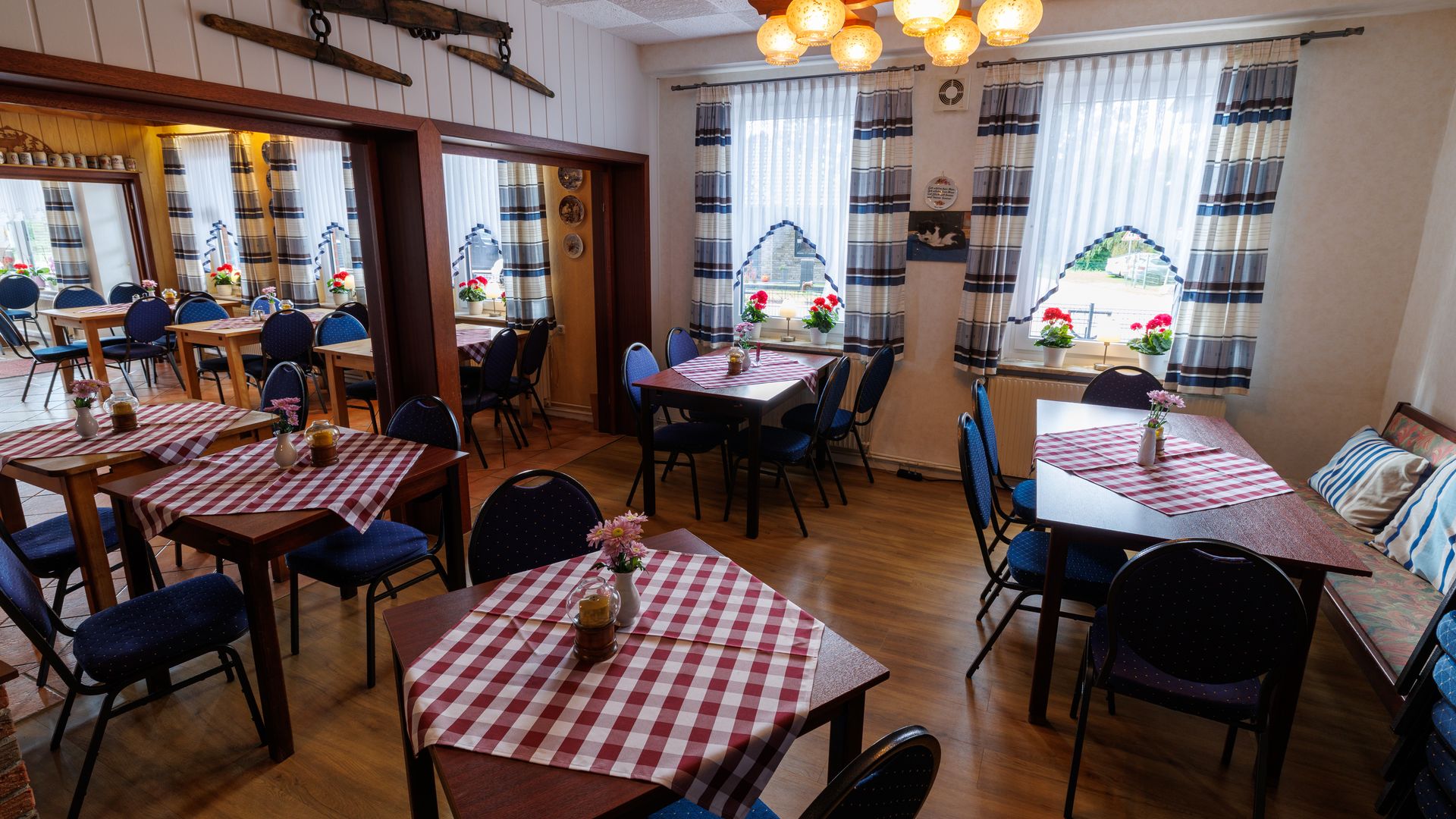 Innenansicht Gastraum Landgasthof Meincke Innenansicht Gastraum im Landasthof mit Tischen und Stühlen