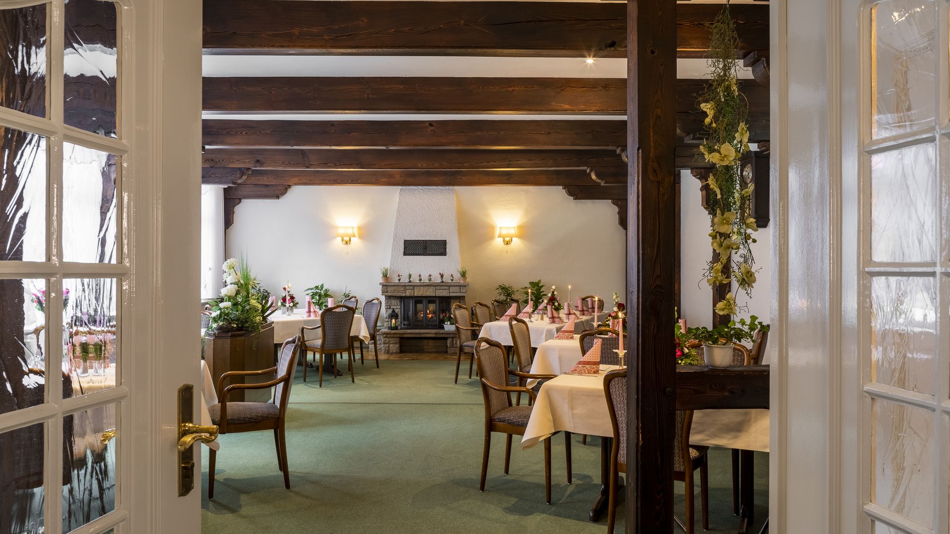 Raum in Gaststätte mit Gedeckten Tischen und Stühlen durch Tür fotografiert