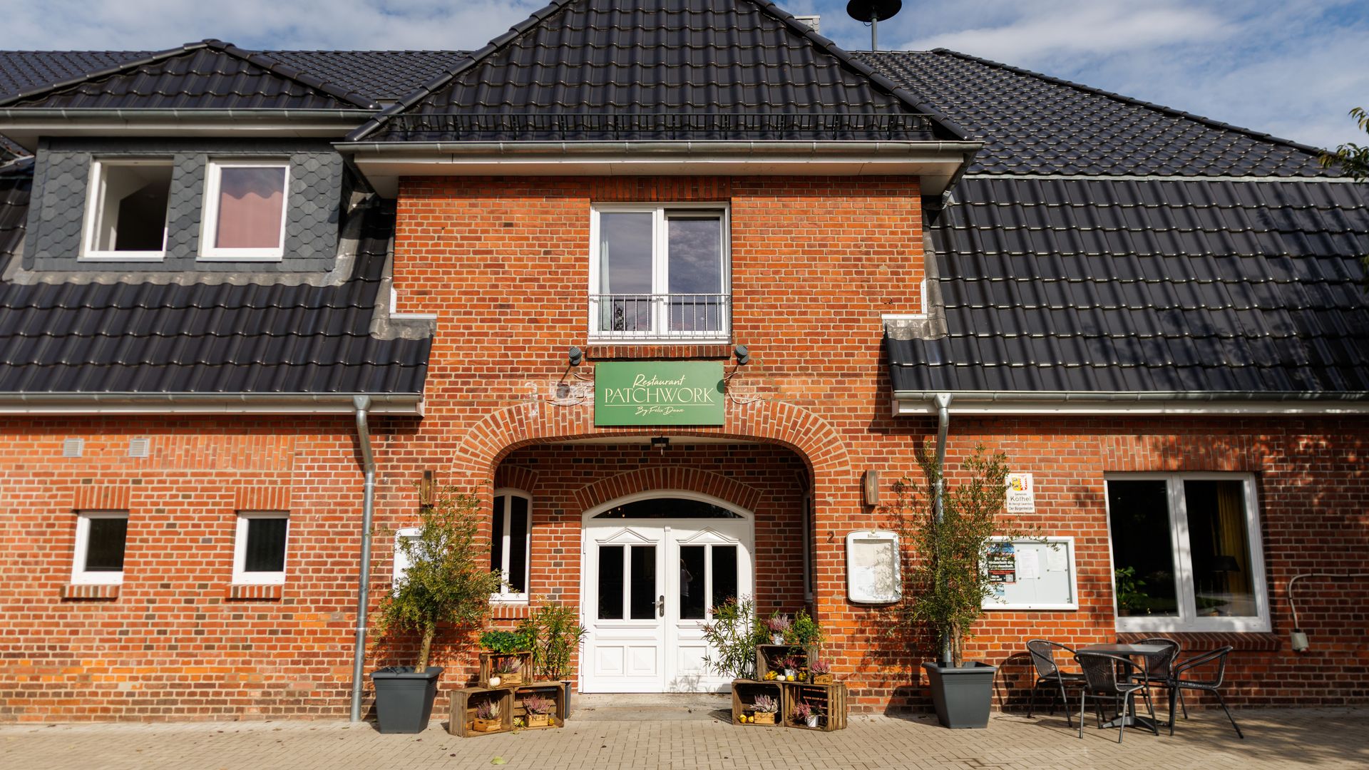 Tür in altem Backsteingebäude.