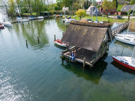 Luftbild mit Blick auf einen überdachten Bootsanleger