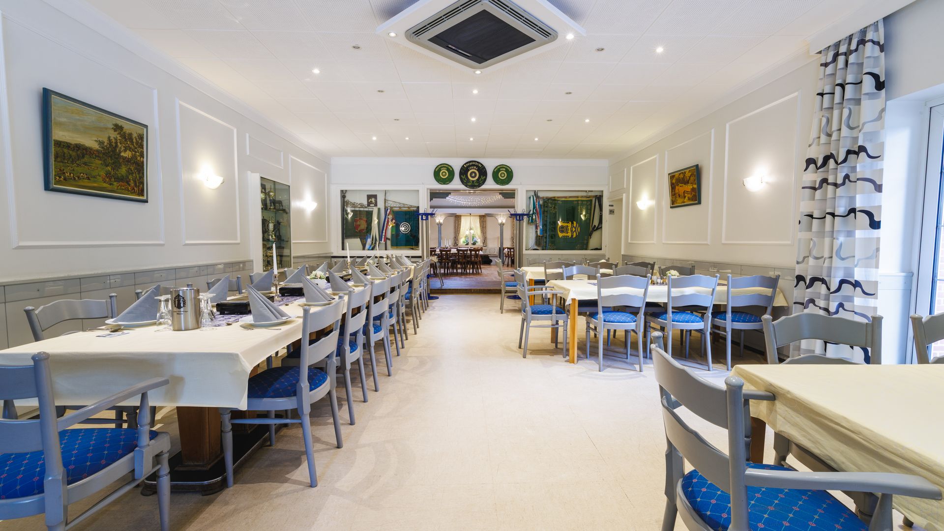 Gastraum Zum Lindenkrug Witzeeze Gastraum mit Tischen und Stühlen mit Saaltür im Hintergrund