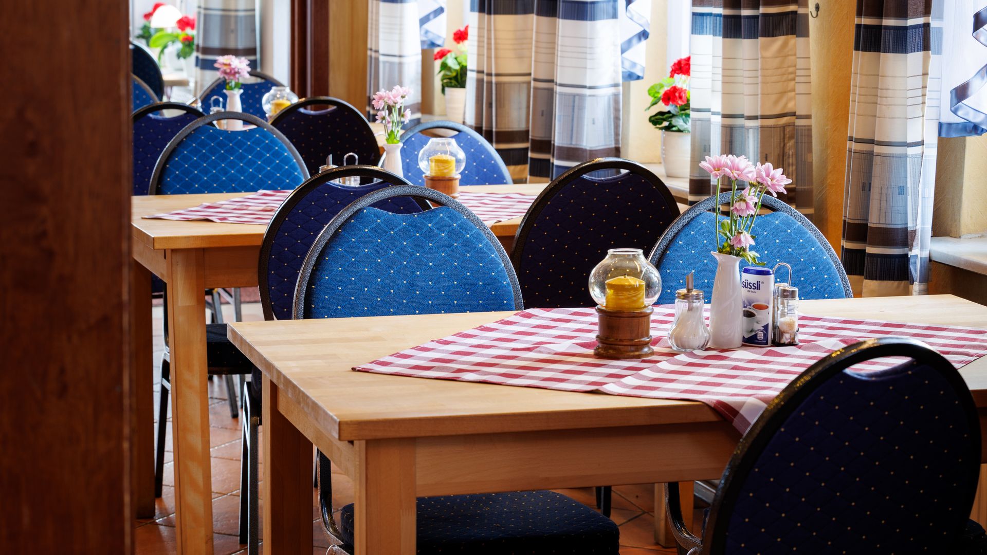 Details mit Tischen Landgasthof Meincke Nahaufnahme eines gedeckten Tisches mit Stühlen