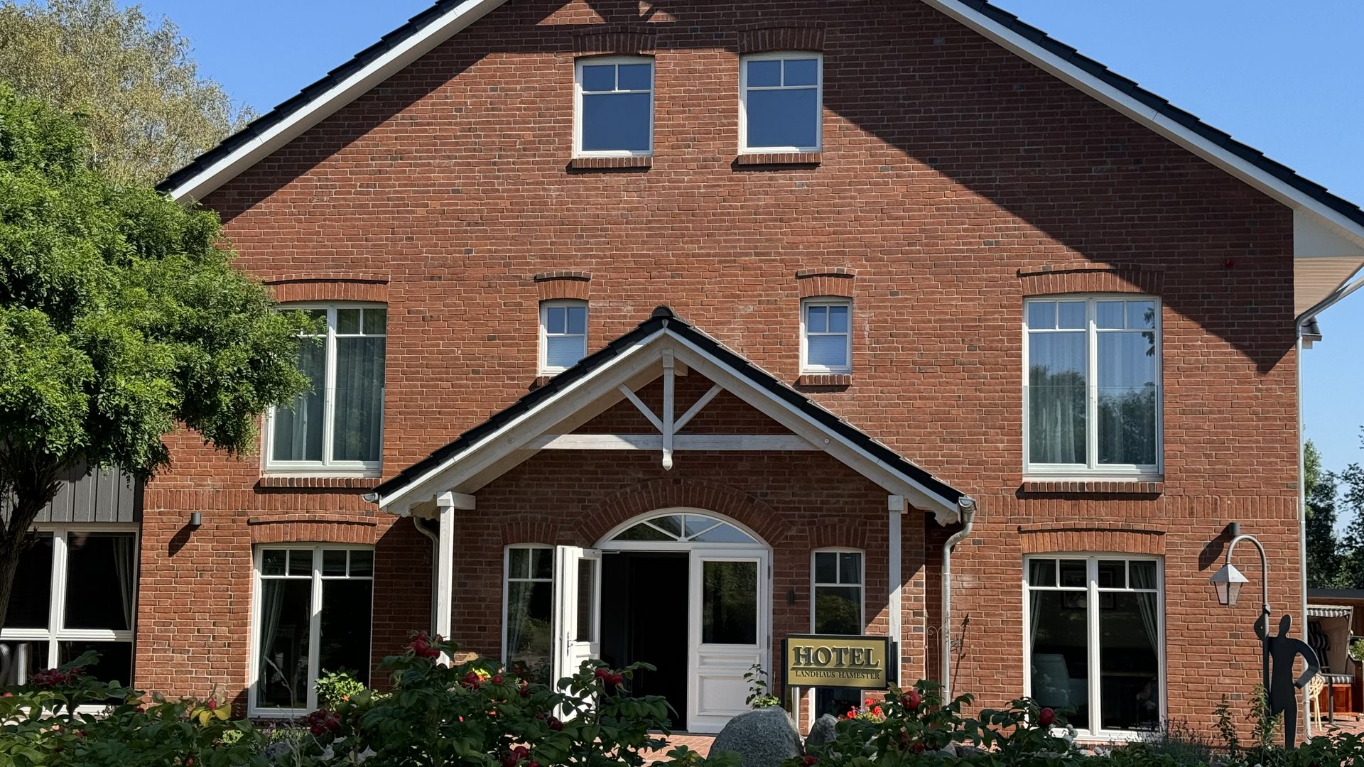 Außenansicht Hoteleingang_Landhaus Hamester Außenansicht eines Backsteingebäudes mit Eingangstür