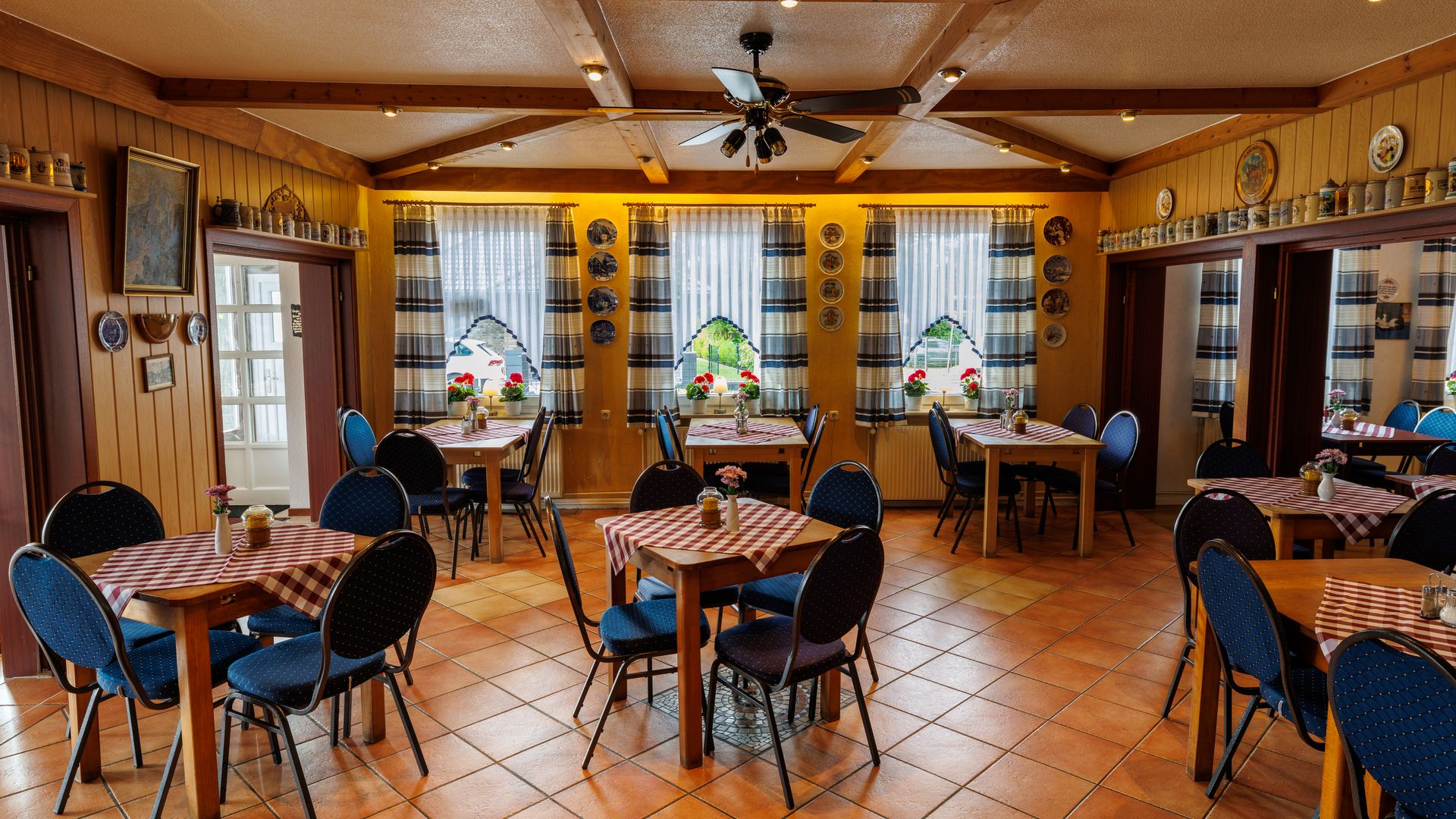 Innenansicht Landgasthof mit Tischen und Stühlen