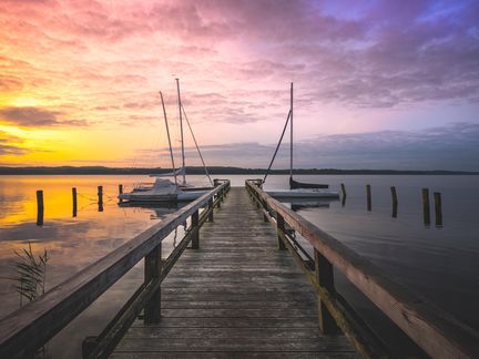 Bootssteg am Ratzeburger See im Sonnenaufgang