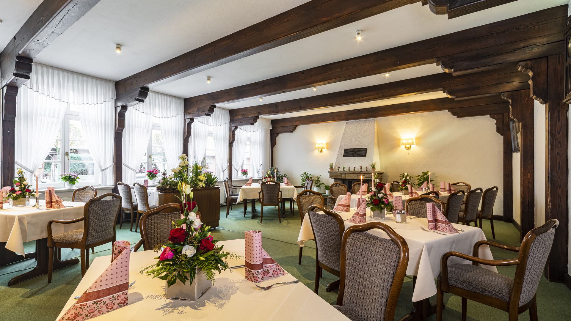 Raum in Gaststätte mit Gedeckten Tischen und Stühlen