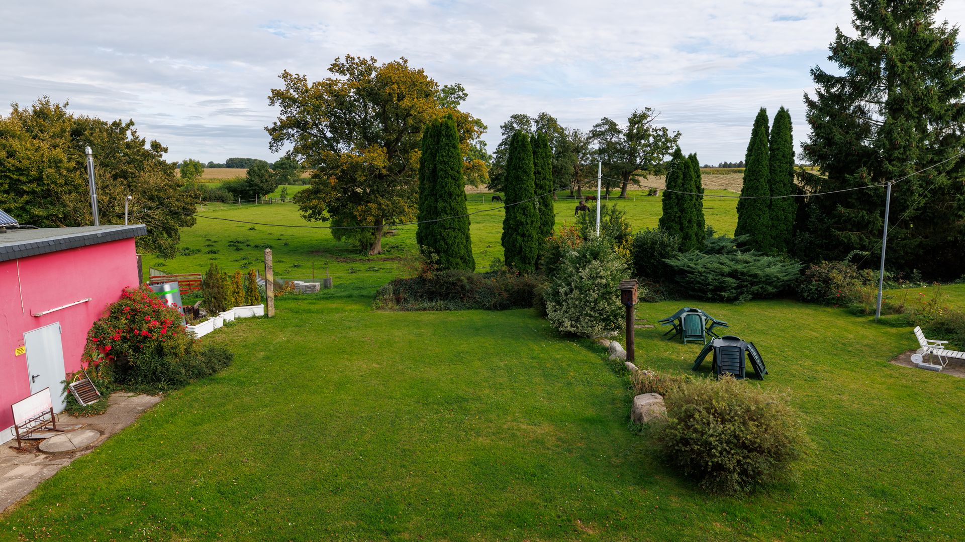 Garten Landgasthof Meincke Blick auf einen Garten mit Wiese und Feldern dahinter