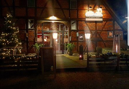 Ansicht eines Restaurants von außen bei Dunkelheit mit Beleuchtung