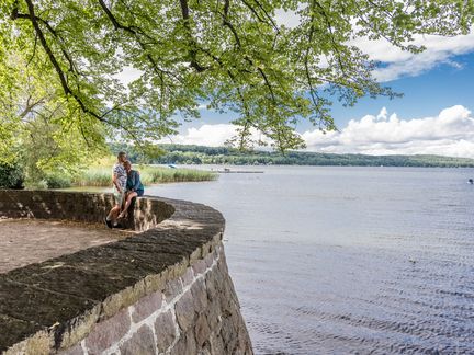 Paar sitz am Aussichtspunkt mit Blick auf den Ratzeburger See