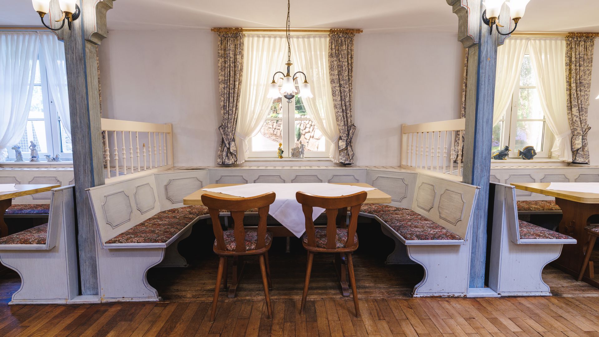 Sitzecke im Saal Zum Lindenkrug Witzeeze Rustikale Sitzecke in einem Saal mit Tisch und Bänken