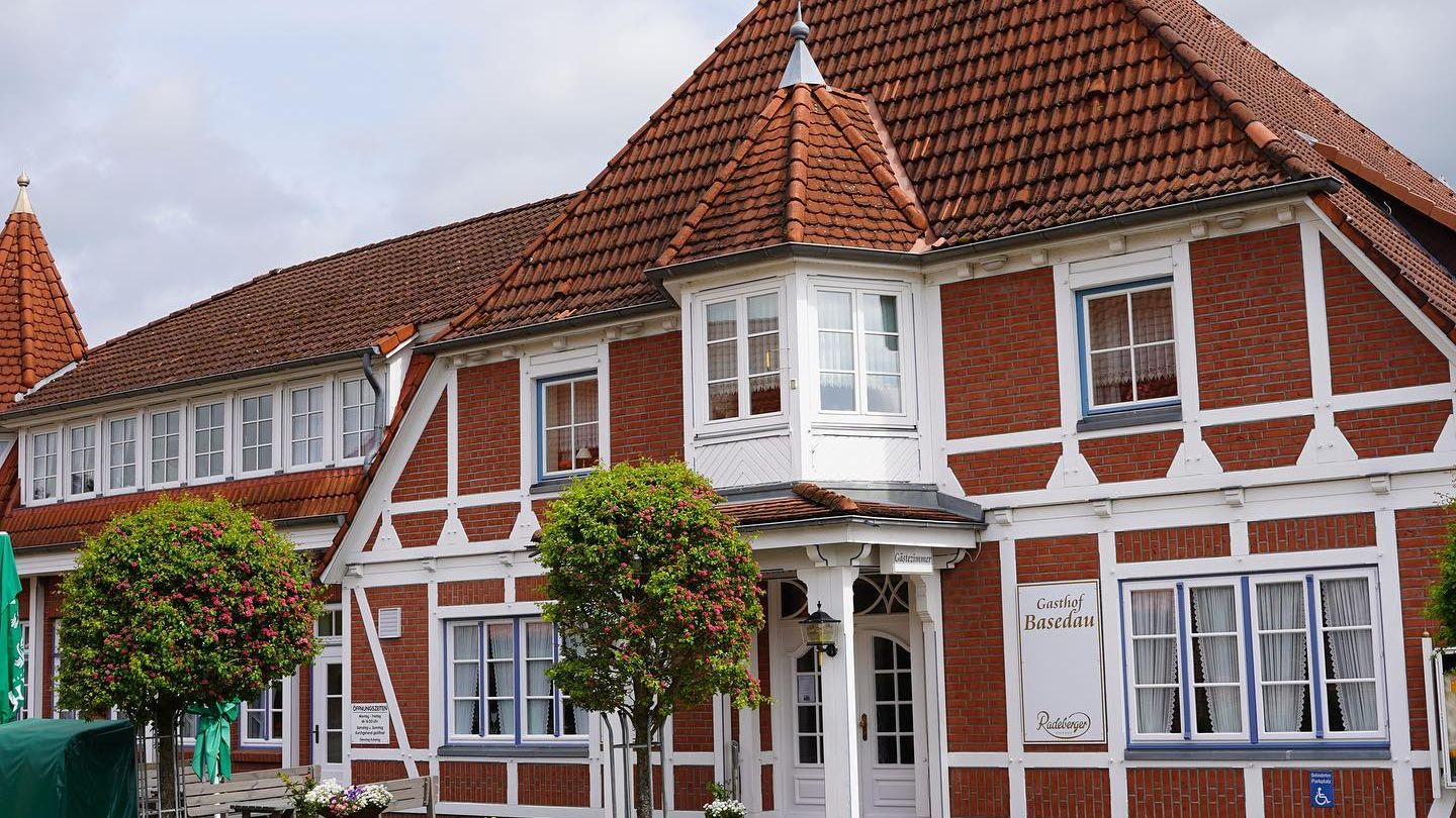 Außenansicht von einem Haus mit Backsteinfassade