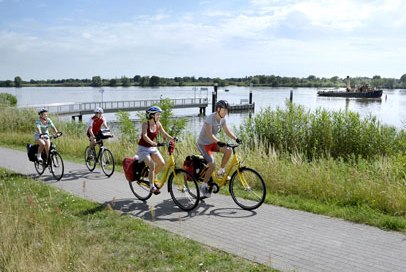 Rad fahren entlang der Elbe in Resperhude, © photocompany GmbH