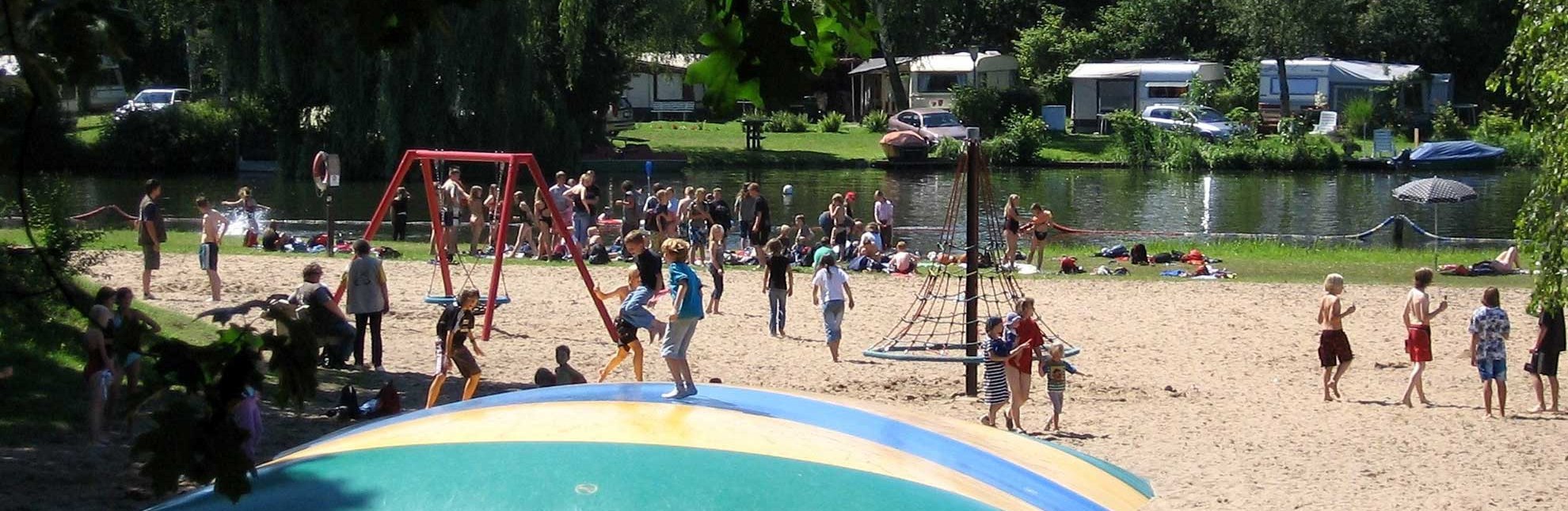 Die Freizeitwelt Güster lädt zu Spiel- und Badespaß am Prüßsee ein., © Freizeitwelt Güster