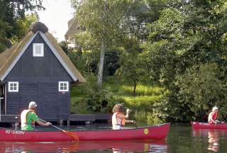 Idyllisch liegt das Bootshaus am Ufer des Salemer Sees im Naturpark Lauenburgische Seen., © photocompany GmbH / HLMS GmbH