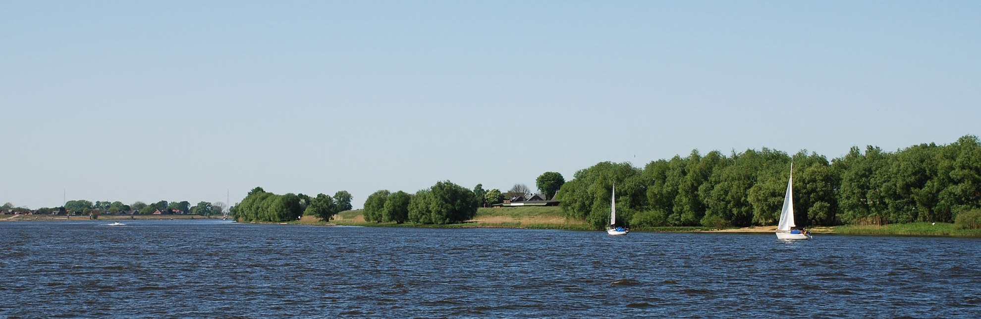 Segelboote segeln auf der Elbe in der Nähe von Geesthacht