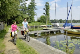 Mit dem Rad unterwegs am Ratzeburger See, © photocompany GmbH / HLMS GmbH