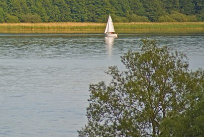 Großer Ratzeburger See mit Segelboot auf der Höhe von Pogeez, © Thomas Ebelt/ HLMS