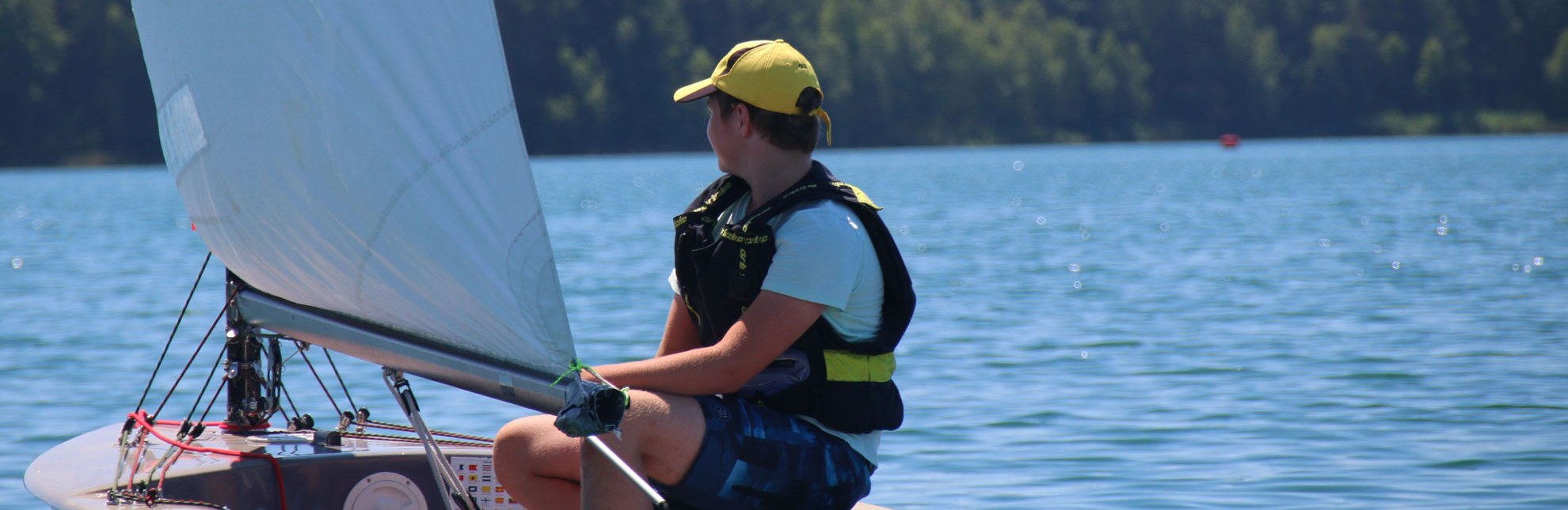 Erstmalsegeln ist eine kleine Segelschule für Kinder und Erwachsene. Segler können sich direkt ein Boot ausleihen und über den großen Ratzeburger See segeln und die Freiheit und Natur genießen., © Bendixen