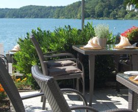 Auf der neuen Terrasse und dem Steg genießen Sie den herlichen Ausblick auf den Küchensee., © Hotel "Der Seehof"