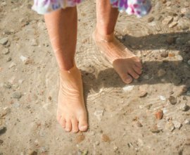Sanft umschmeichelt das klare Wasser die Füße., © Nicole Franke / HLMS GmbH