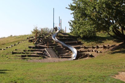 Spielplatz Feldherrenhügel mit großer Rutsche, © Tourist-Information Geesthacht