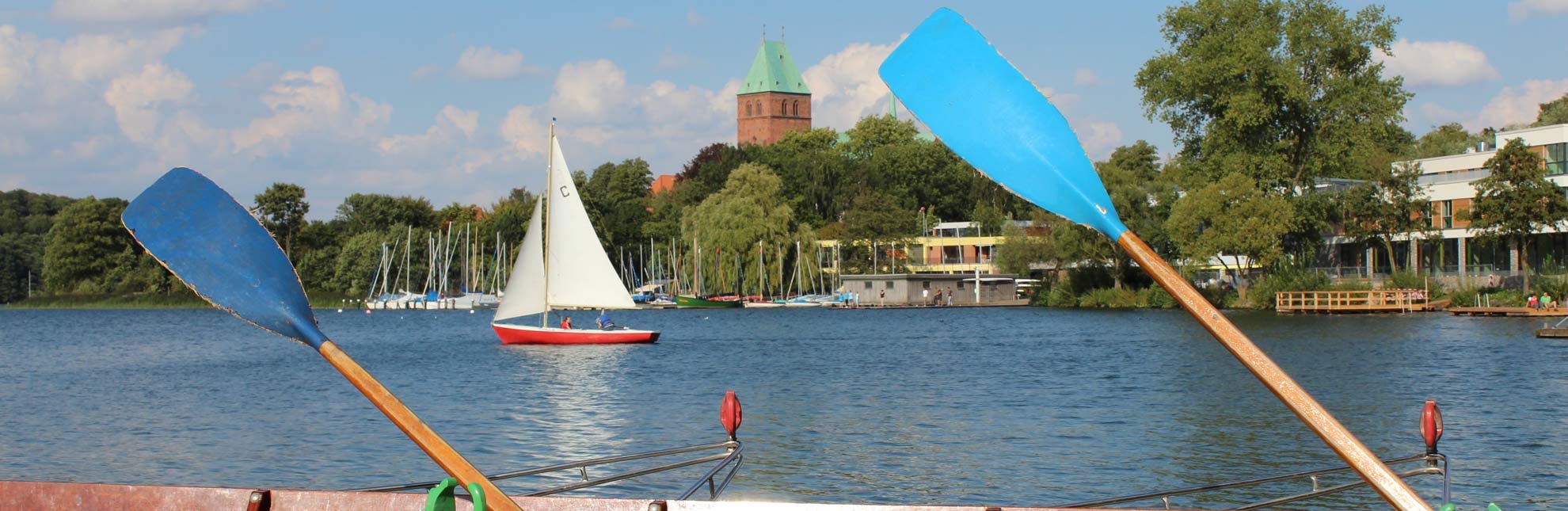 Das Rudern hat in Ratzeburg Tradition. Darüber hinaus ist der Ratzeburger See ein beliebtes Binnensegelrevier., © Carina Jahnke / HLMS GmbH