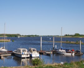 kleiner Hafen an der Elbe beim Zollenspieker Fährhaus, © Tourist-Information Geesthacht