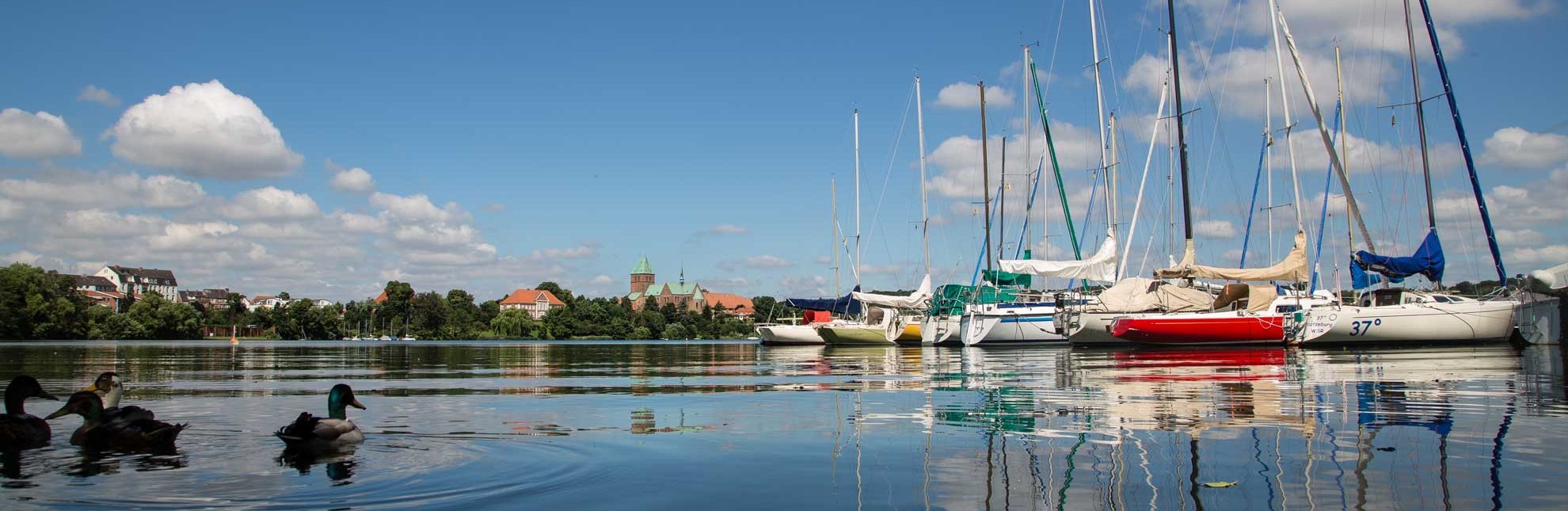 Am Ratzeburger Domsee kann man sich ganz unterscheidliche Boote ausleiehn und zu einer Rundtour um die INsel starten., © Jens Butz