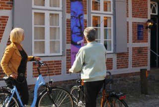 Radfahrer vor dem Barlachhaus in Ratzeburg, © Klemme/ HLMS