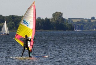 Windsurfer und Segelboote auf dem Ratzeburger See, © Jürgen Klemme/HLMS