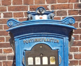 Historischer, blauer Postkasten in der Elbstraße, Lauenburg/Elbe, © Dorothée Meyer