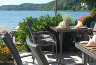 Auf der neuen Terrasse und dem Steg genießen Sie den herlichen Ausblick auf den Küchensee., © Hotel "Der Seehof"