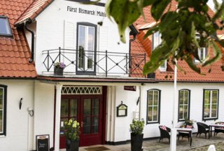 Die wunderschöne Eingangstür heißt Sie im Restaurant Fürst Bismarck Mühle willkommmen., © Fürst Bismarck Mühle
