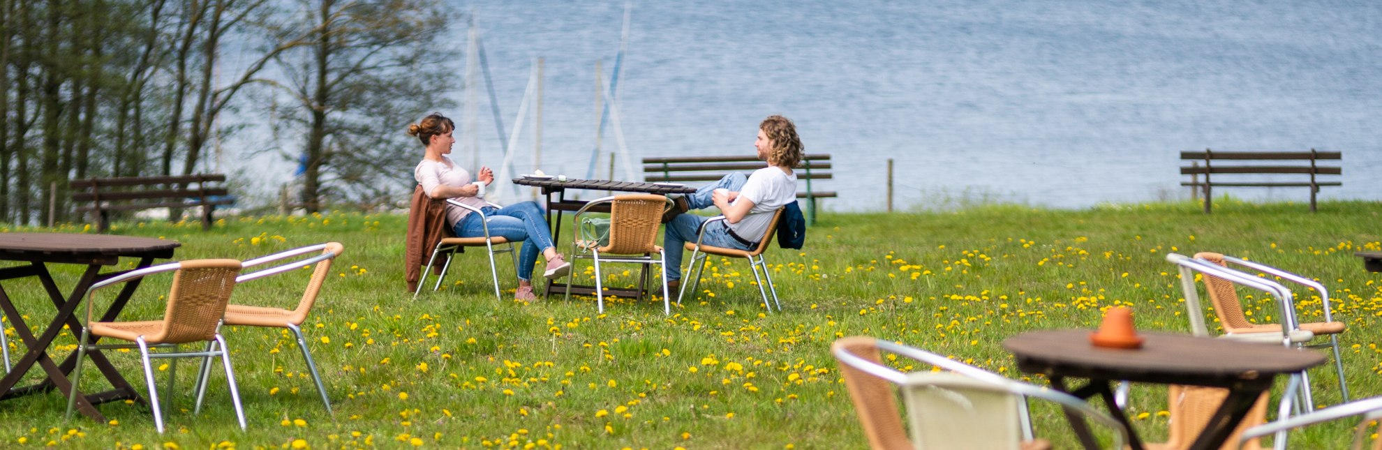 Paar im Hofcafé Lödings Bauernhof am See in Buchholz mit Blick auf den Ratzeburger See., © sh-tourismus.de/MOCANOX