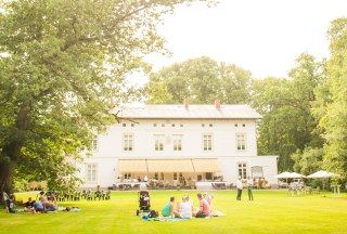 Herrlich entspannt ist die Stimmung beim Picknick am Herrenhaus in Bliestorf., © Nicole Franke / HLMS GmbH
