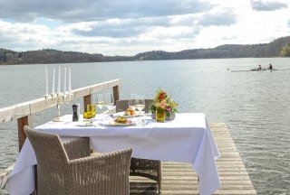 Ihr opulent gedeckter Tisch beim Dinner am See, © Nicole Franke/HLMS